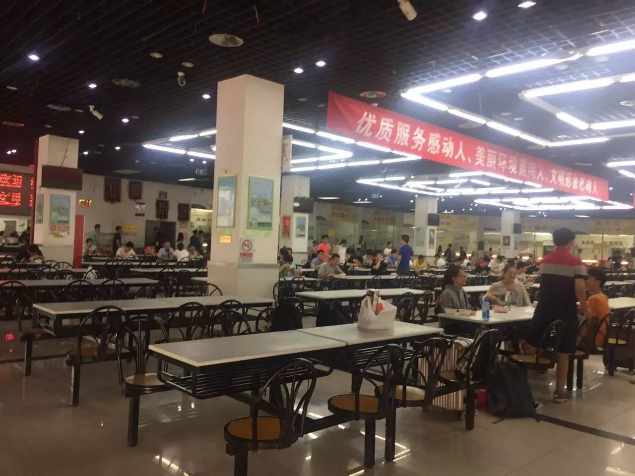 北京科技大学这个西瓜摊神了,一到夏天就成北科吃货聚集地