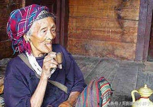 民间怪谈：老太太爬向草丛中的绣花鞋，被人拦住后，好生后怕