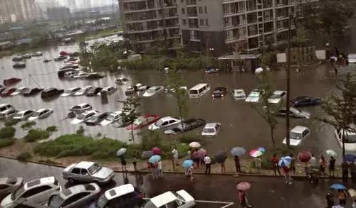 上海保时捷汽车雨天泡水,车辆雨天进水怎么处理