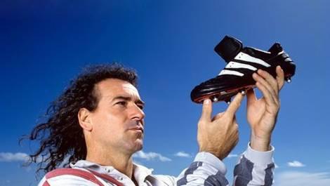 阿迪达斯足球鞋为什么很强,阿迪达斯纪念足球鞋