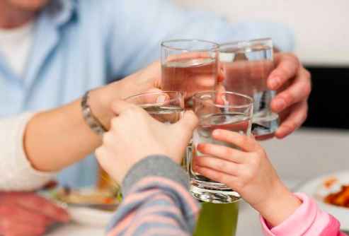 过量饮酒伤害肝脏吃什么药,喝酒伤肝还是伤胃