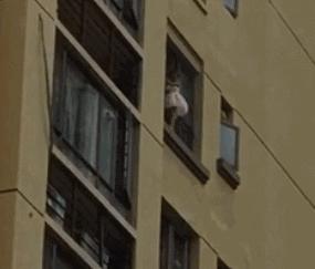 吓人!东莞小区一熊孩子爬出阳台命悬半空,所有人捏了一把汗