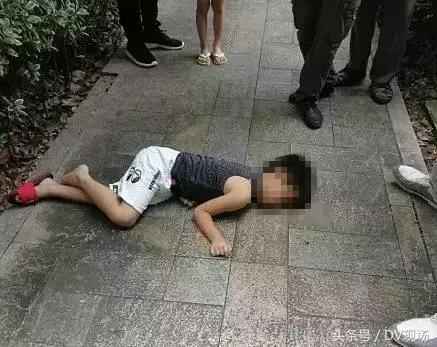 吓人!东莞小区一熊孩子爬出阳台命悬半空,所有人捏了一把汗