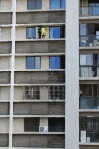 吓人!东莞小区一熊孩子爬出阳台命悬半空,所有人捏了一把汗