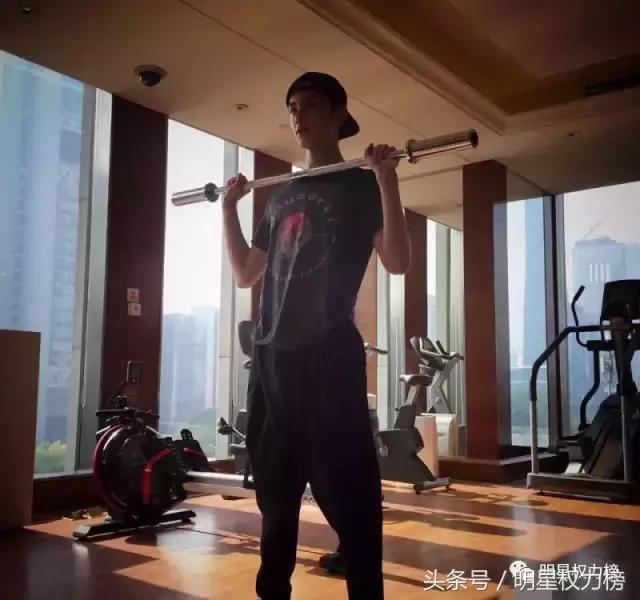 跟着男神一起来“撸铁”！鹿晗陈伟霆刘昊然的健身照荷尔蒙爆棚想舔屏！