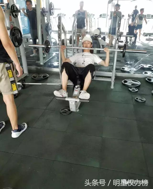 跟着男神一起来“撸铁”！鹿晗陈伟霆刘昊然的健身照荷尔蒙爆棚想舔屏！