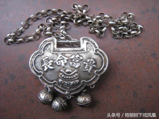 孩子挂锁有什么说法,姥姥给孩子挂长命锁习俗