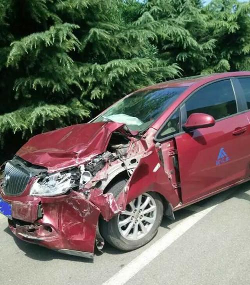 狭路相逢勇者胜，别克英朗怒怼哈弗H6，英朗车主后悔了，国产车质量没的说