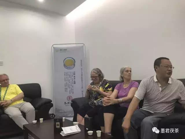 面对墨君茯茶诱人的茯香，这几位世界顶级植物学专家毫无防备地倾倒了！