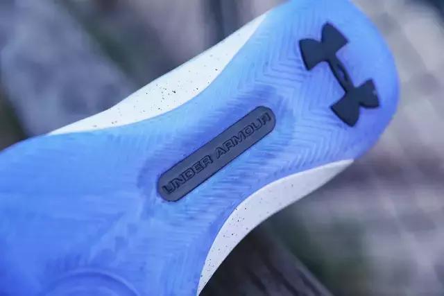 库里新赛季战靴曝光,库里总决赛鞋被踩掉