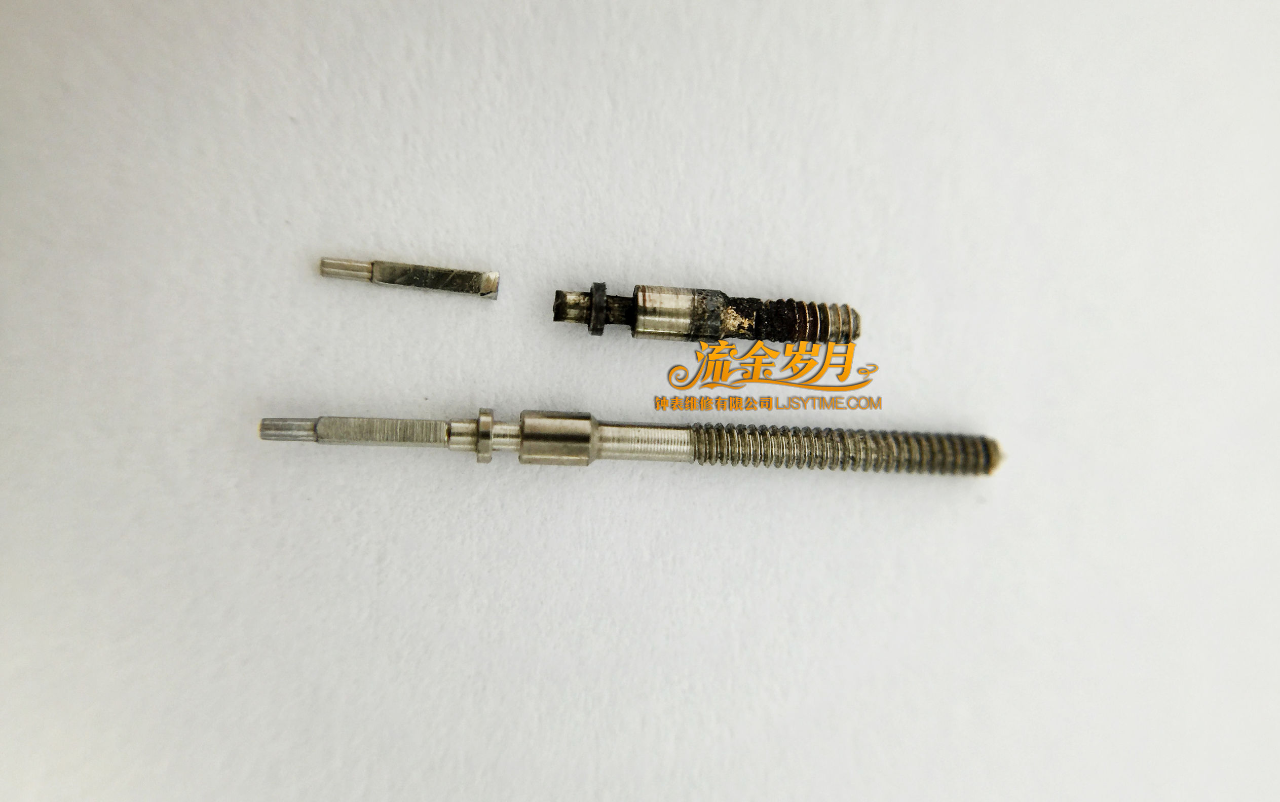 手表进水导致停走,不及时洗油真的很伤!把芯生锈断掉要换,机芯满是锈迹~看芝柏单按钮计时洗油后焕然一新