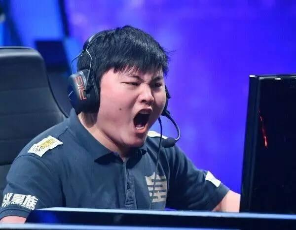 LOLUzi滑板鞋对战辅助Faker，无限位移一个人虐了SKT中野
