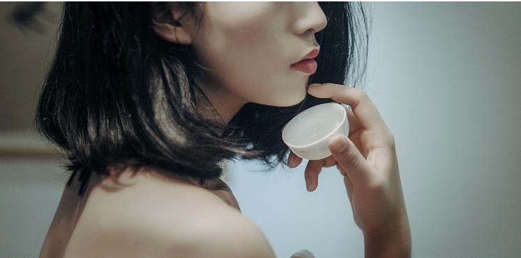 认识10年的男性朋友突然向我告白，我既期待和他发展，又觉得对不起老公，未来我该怎么办