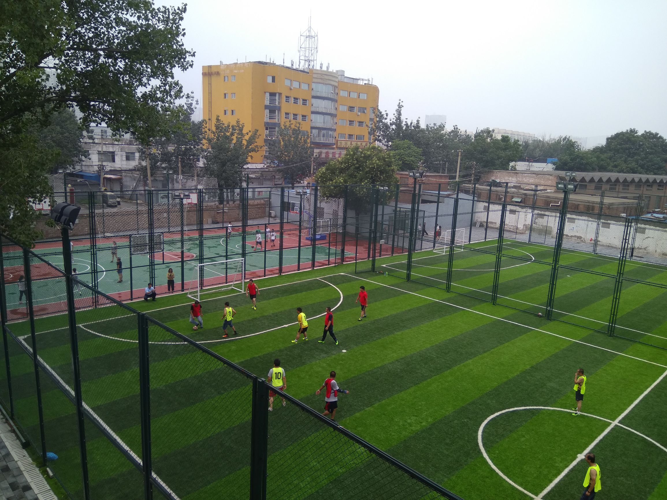 把农村房拆了建篮球场,拆掉平房盖楼房