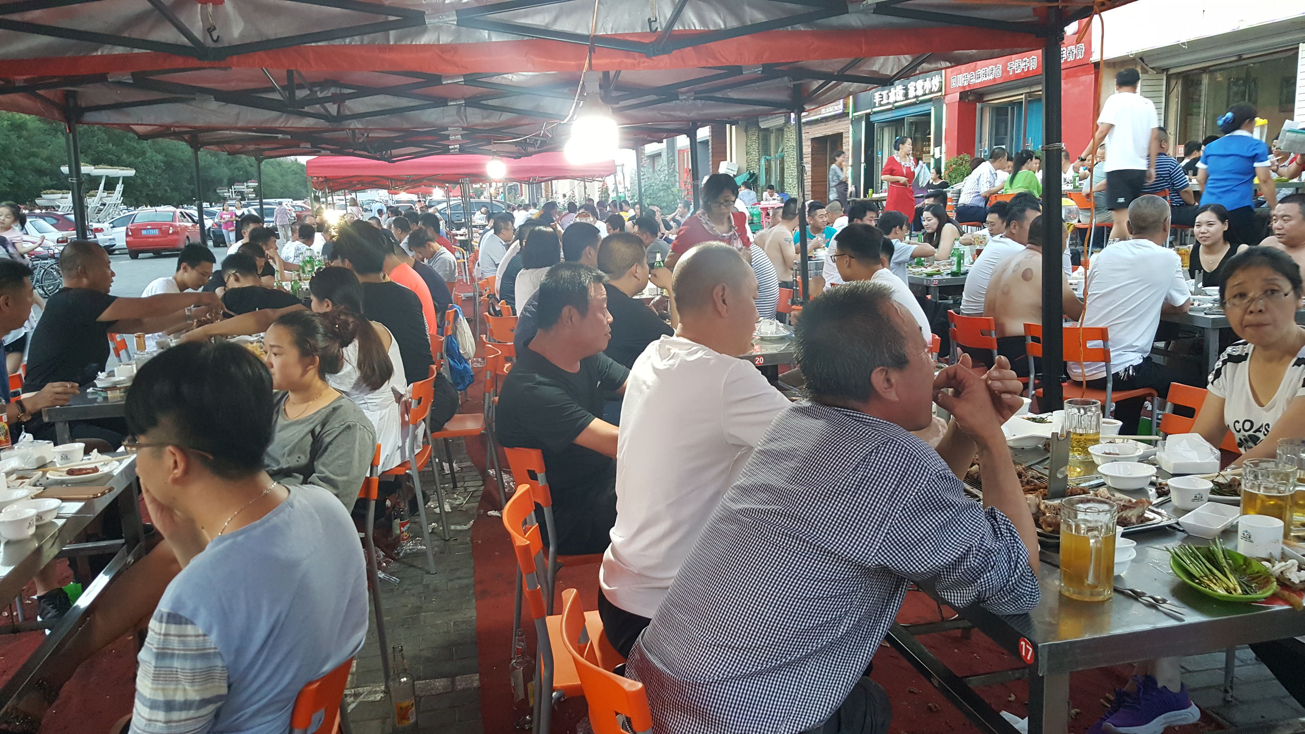 炭火烤羊腿如何成为了一家店的灵魂食物