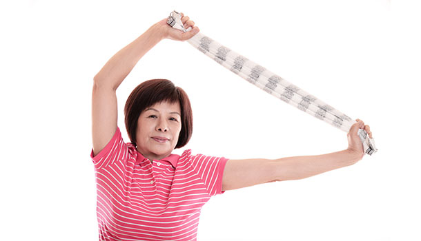 在家就能做:6招毛巾操有助缓解背痛、失眠……