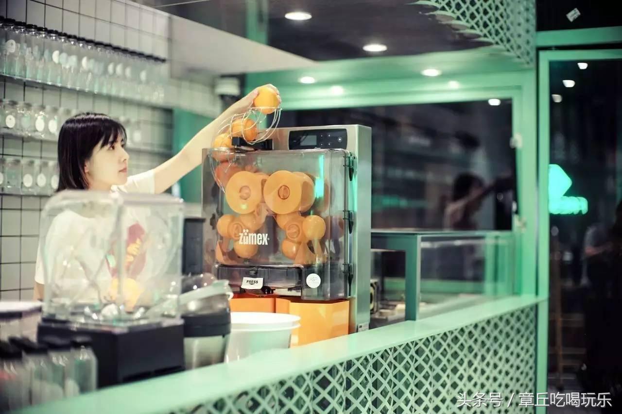 章丘高温天的终极必杀技！这家高颜值咖啡馆要被挤爆了！甩给你1块的果汁票子要不要！