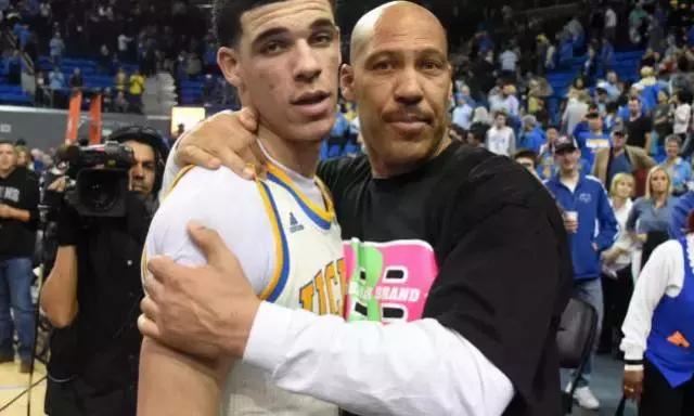 大儿子湖人，二儿子UCLA，三儿子疯狂刷分！球爹演绎篮球版《摔跤吧！爸爸》