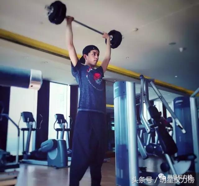 跟着男神一起来“撸铁”！鹿晗陈伟霆刘昊然的健身照荷尔蒙爆棚想舔屏！