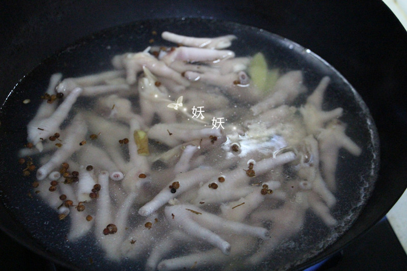 煮一煮泡一泡，超级简单的泡鸡脚，只需一味调料就能完成，零失败的方子