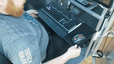 能热饭还能当马桶?别拦我,请把我埋在这样的电脑机箱里