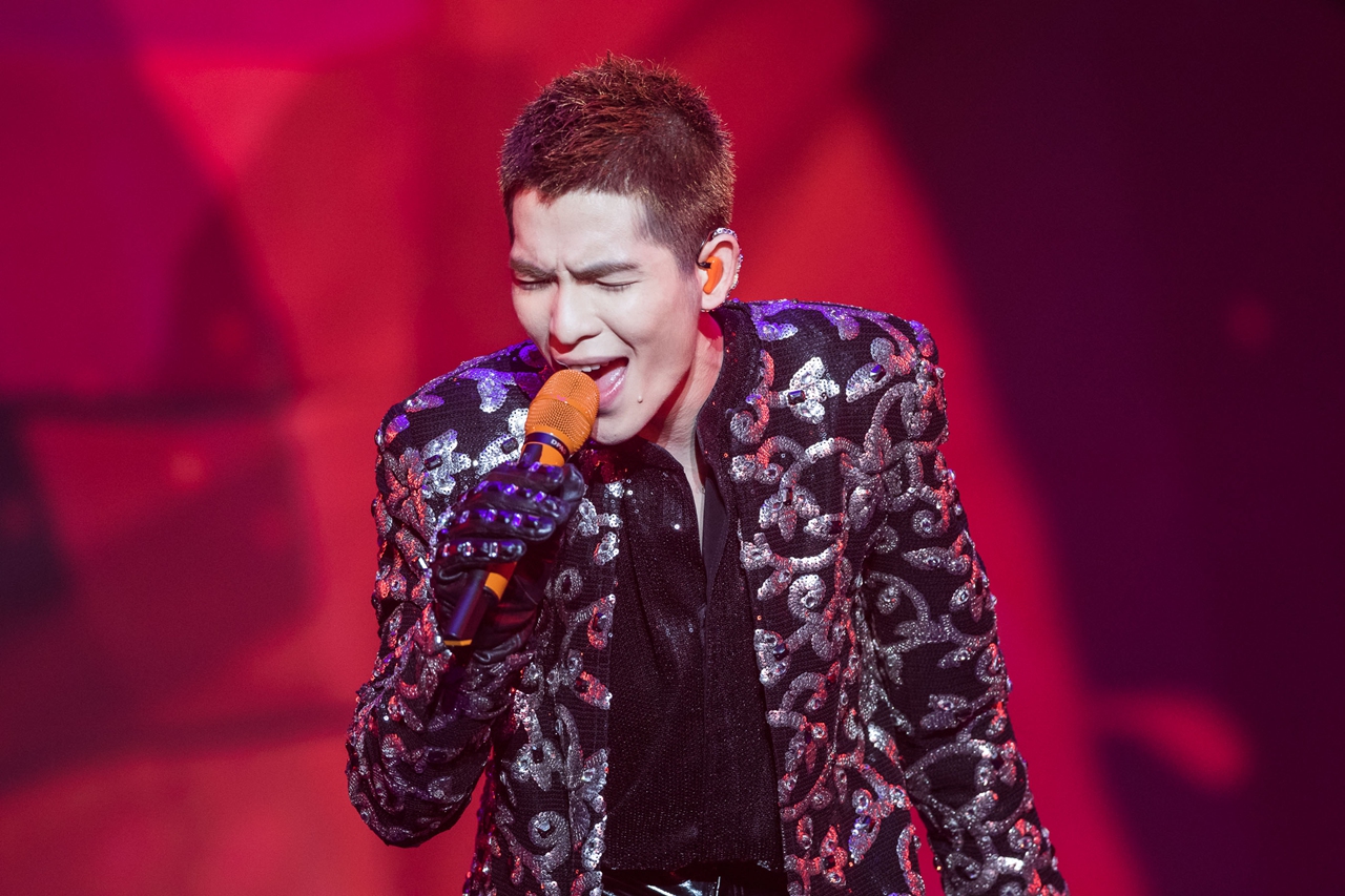 “雨神”萧敬腾现身北京开演唱会,网友:这里的人民需要你