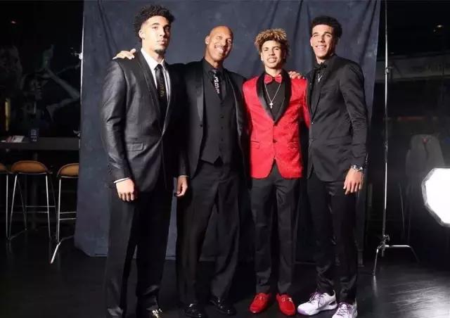 大儿子湖人，二儿子UCLA，三儿子疯狂刷分！球爹演绎篮球版《摔跤吧！爸爸》