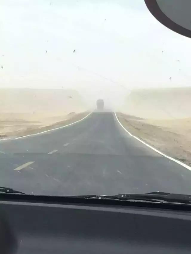 开车去非洲日记之九，去花土沟路上，遇到夺命的沙尘暴，遇到夺魂水上雅丹，小女子想问嫦娥姐姐你要不要面膜