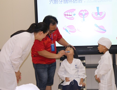 宝宝刷牙把牙膏水吞了,儿童刷牙吞牙膏怎么办