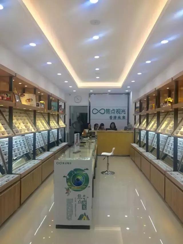 免费配镜,免费验光,免费清洗,免费维修……它不只是一家眼镜店,它更是一个学生视力关爱项目!