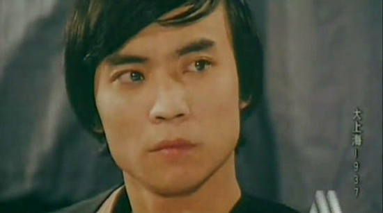 他是周星驰的*用御**龙套，老婆捧红了范冰冰，儿子居然是90后影帝