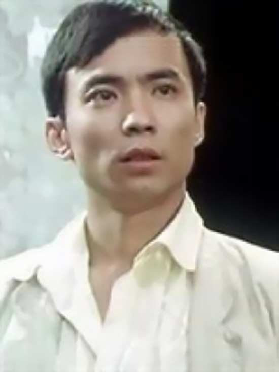 他是周星驰的*用御**龙套，老婆捧红了范冰冰，儿子居然是90后影帝