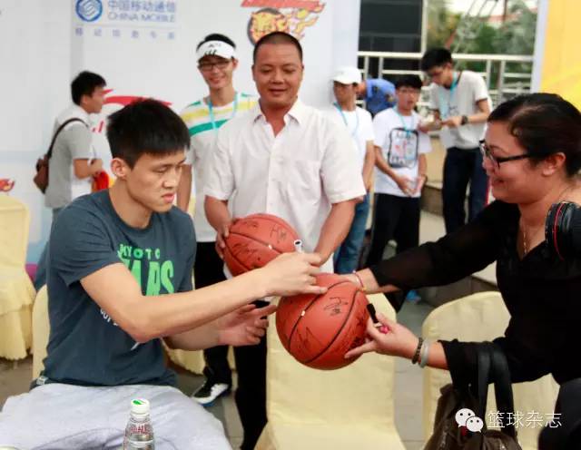 周鹏一家四口近照,周鹏夫妇资料