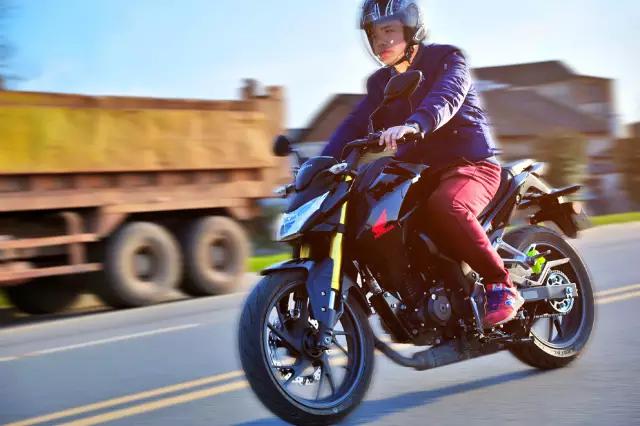 新大洲本田cbf190r骑行教程,新大洲本田cbf190r骑行姿势如何