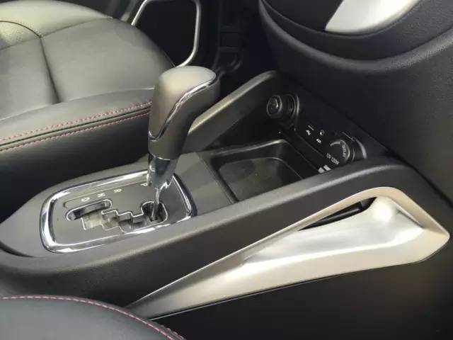 长安cs352016款1.6自动尊贵型,2016款长安cs35优缺点