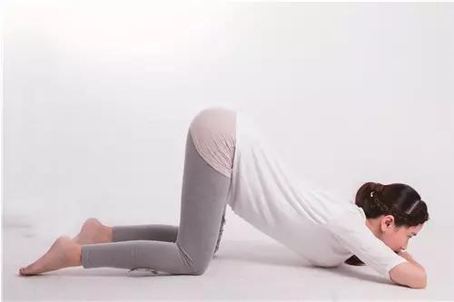 孕妈胎位不正的原因及纠正方法,孕妈临产胎位不正医生帮忙纠正