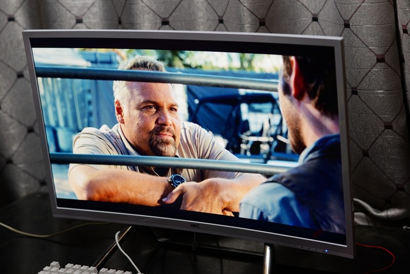 这才是全面屏手机游戏,直屏跟曲面屏游戏体验