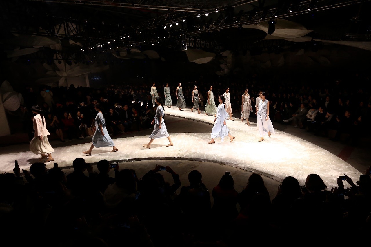 误入凡尘的时装秀,穿越到古代时装表演