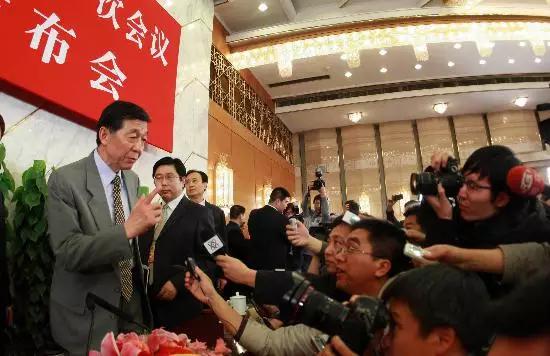 10年前，他在政协发布会上首次回应*菊黄**去向