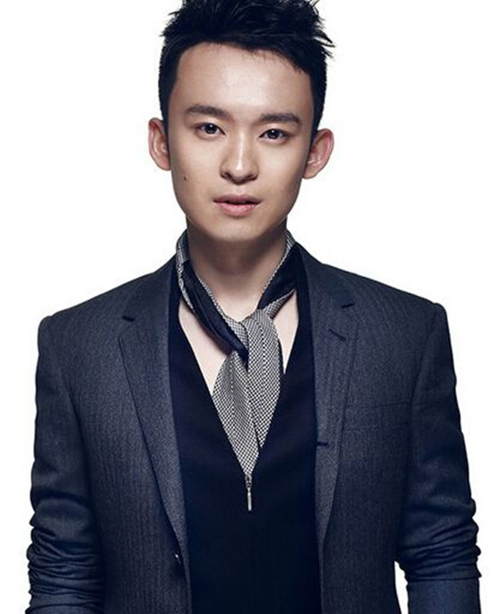 他是周星驰的*用御**龙套，老婆捧红了范冰冰，儿子居然是90后影帝