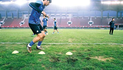 “强队杀手”还是“菜地杀手”？建业主场草皮被引巨大争论！