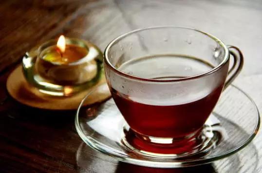 蓝色衬衫衣服上的茶叶渍,衣服上染了茶渍怎么洗掉