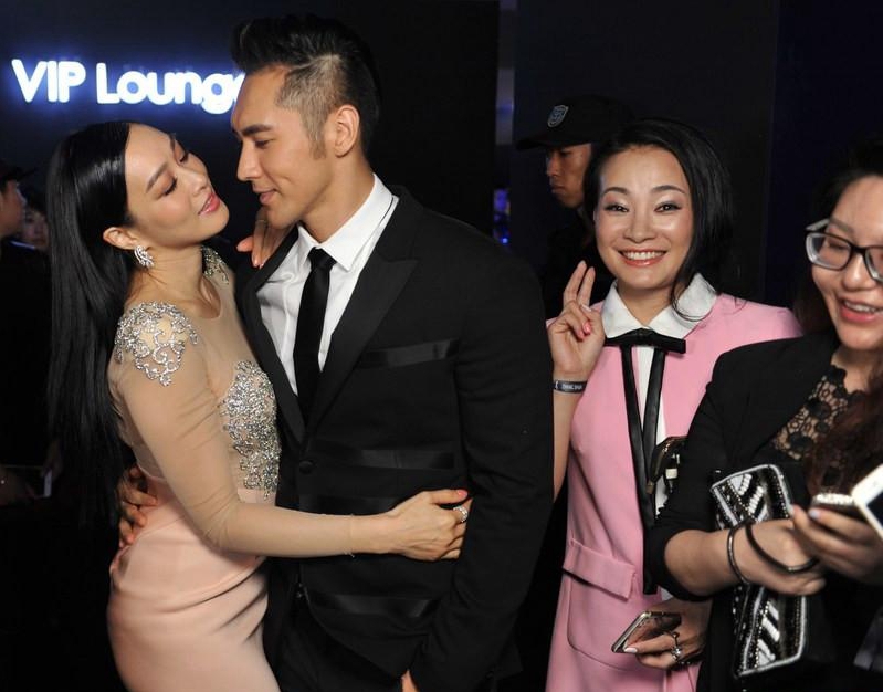 她是最美马夫人,真人秀情定80后小鲜肉,三个女儿幸福还是烦恼