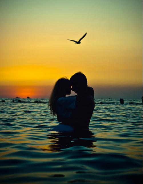 情人节前女孩海底向男友告白求婚,情人节海边表白