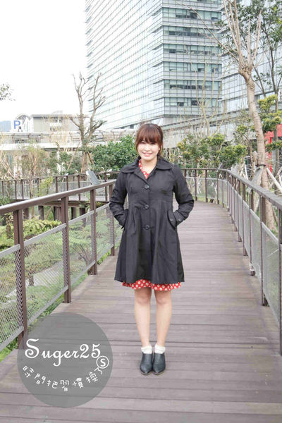 抢眼红色系碎花洋装+苏格兰红格裙，显瘦早春穿搭!