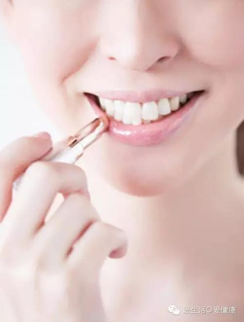 嘴唇一年四季干裂起皮怎么办,嘴唇干裂起皮怎么保养