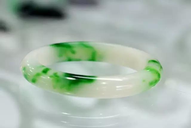 瞪大眼睛可以看出啥,瞪大眼才能看清是近视吗