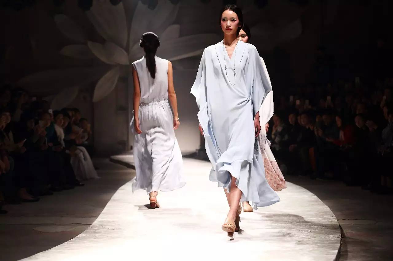 误入凡尘的时装秀,穿越到古代时装表演