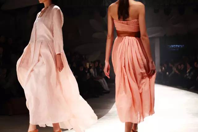 误入凡尘的时装秀,穿越到古代时装表演