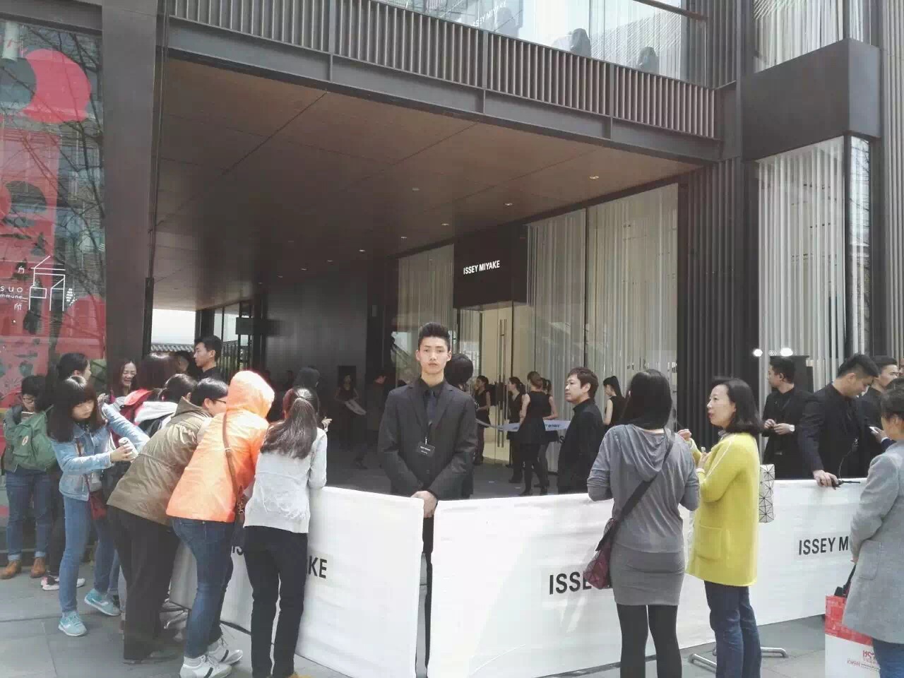 刚排完NMD,三宅一生又开业了,还让成都人喘气不